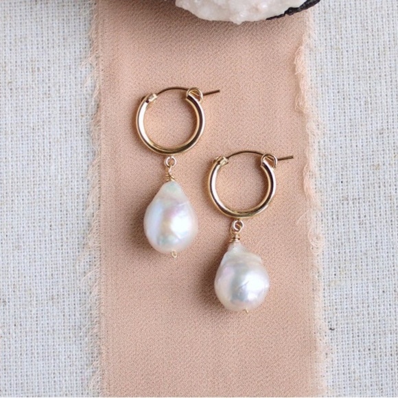 14K gold filled hoop baroque pearl earrings - Picture 6 of 6